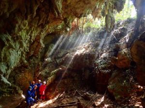 光のシャワー 沖永良部島 洞窟